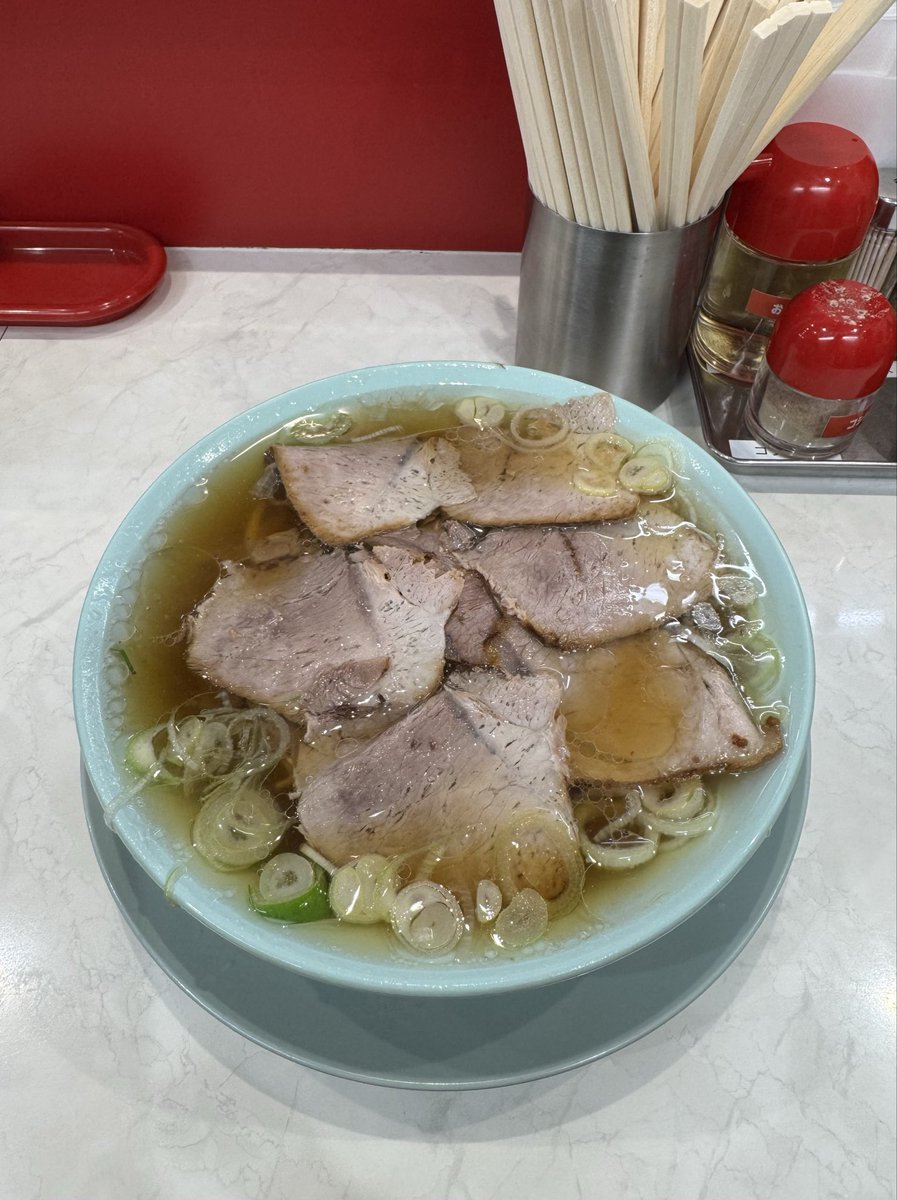 moccos5's tweet photo. ベロベロに酔った締めに家系はもう重いので淡麗な醤油で。（でもチャーシューは忘れない。）
 #おじさんのらーめん https://t.co/JQJrJ5KOAM