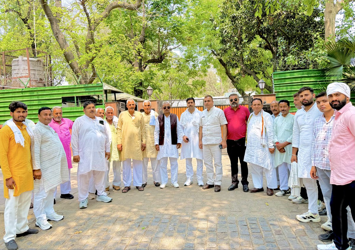 Kuldeep29833341's tweet photo. जिला अध्यक्ष हापुड़ बनाये जाने पर आज पुरी टीम को चौधरी साहब के आवास पे साथ जाकर धन्यवाद देने के लिए बहुत बहुत धन्यवाद व आभार 🙏🏻 https://t.co/VGnBizUsG2