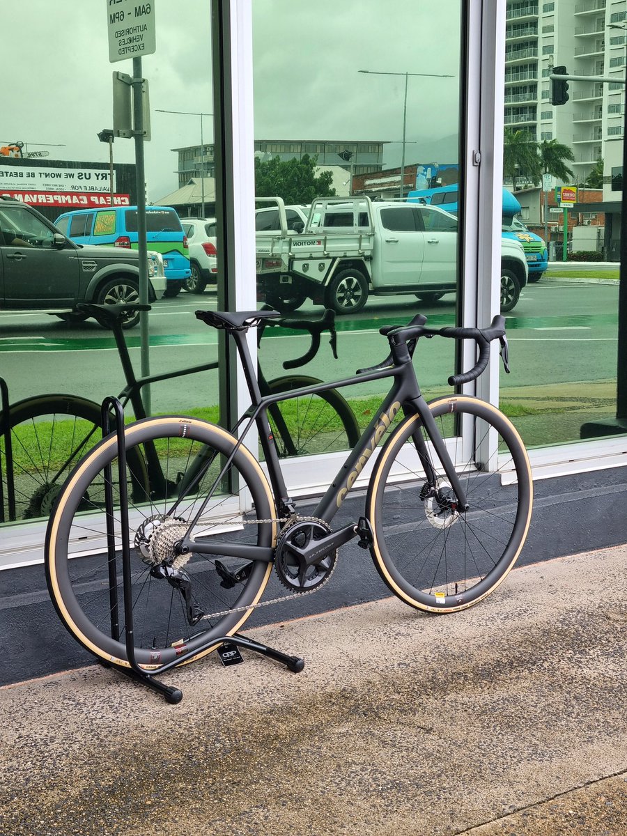 OliverWacek's tweet image. CERVELO R5 Shimano Ultegra DI2 12Speed, 
Reserve carbon wheelset 34/37 TLR
4iiii Powermeter 
Absolutely stunning lightweight CERVELO,
and.... the customer took it home. CONGRATULATIONS on your new CERVELO R5.
You will see it in Cairns. 🚴‍♂️🚴‍♀️🚴
•
#cervelo #lightweight #cycling
