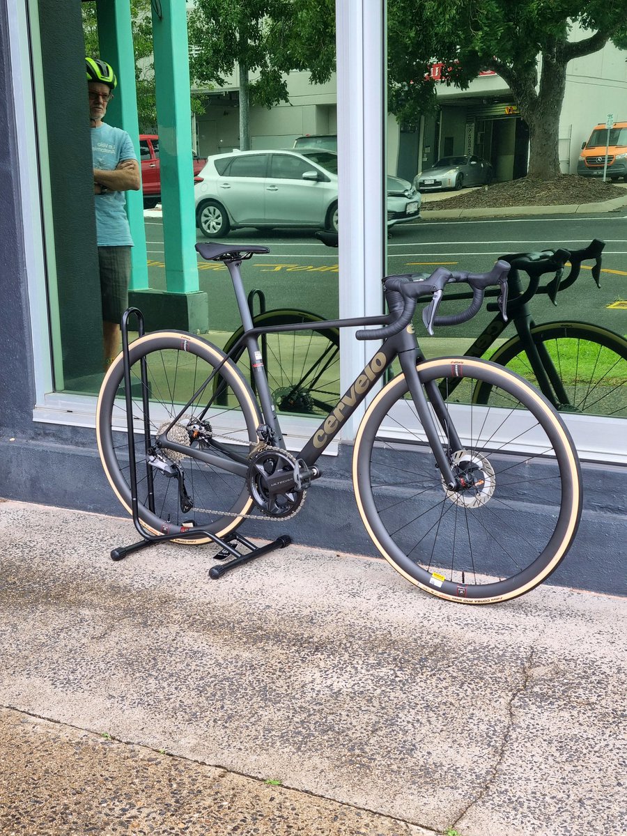 OliverWacek's tweet image. CERVELO R5 Shimano Ultegra DI2 12Speed, 
Reserve carbon wheelset 34/37 TLR
4iiii Powermeter 
Absolutely stunning lightweight CERVELO,
and.... the customer took it home. CONGRATULATIONS on your new CERVELO R5.
You will see it in Cairns. 🚴‍♂️🚴‍♀️🚴
•
#cervelo #lightweight #cycling