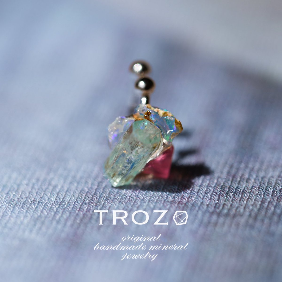 TrozoShop's tweet photo. エメラルド・オパール・スピネルの原石で作った

"睡蓮"をイメージしたイヤーカフ✨ https://t.co/DCPotx5gJi
