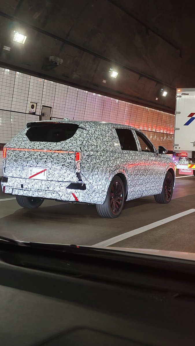 CarFlowJP's tweet image. 【視聴者提供】

東京湾アクアラインでHondaの新型SUVと思われる車両がスパイショットされました。
熊谷ナンバーを装着し、後方をHondaの新型「CR-V」が走行しています。

当初は新型「VEZEL（ヴェゼル）」と予想されていましたが、最新の情報では新型「AVANCIER」ではないかとされています。

#Honda