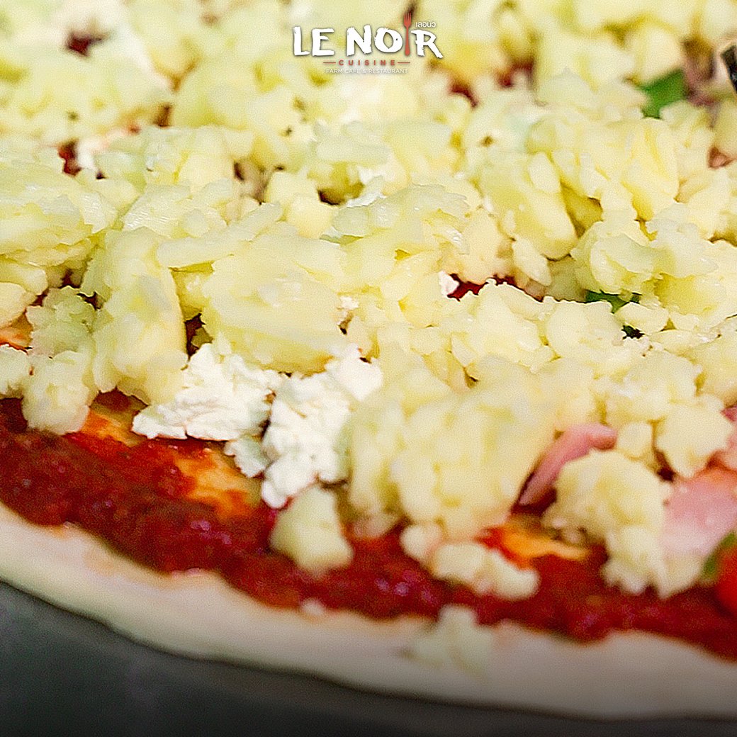 lenoircuisine's tweet photo. 🍕#พิซซ่าซูเปอร์เลอนัว เมนูซิกเนเจอร์ของทางร้าน ที่ยืนยันความหน้าแน่นตลอดมา ทั้งไส้กรอก เห็ดหอมสด เบค่อน มะกอกดำ พริกหวาน 

🧀พร้อมเสิร์ฟความพิเศษด้วยชีสนำเข้าจากเยอรมันเต็มๆ ถาด มีความหอม มัน นัว อร่อยแบบมีเอกลักษณ์ ทำสดใหม่ อบร้อนๆ จากเตาทุกวัน #pizzataker #พิซซ่า #Pizzhomemade https://t.co/oj9BkVrGCI