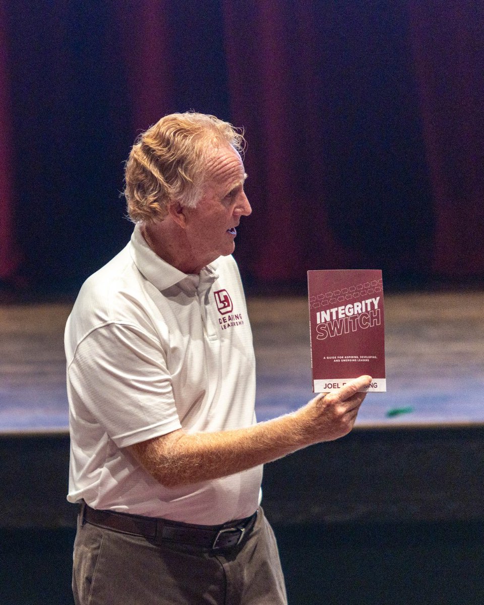 CoachDearing's tweet image. What does it mean to lead with authenticity, courage, and trust? 
📖 Integrity Switch guides you through tough decisions with purpose. 
💻 Get your copy here: a.co/d/8hOPpqx 
📝 For a signed copy, email dearingleadership@gmail.com 
#coach #coachingtip #mentor