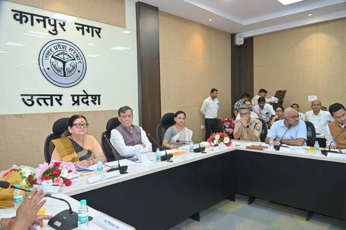 आज उत्तर प्रदेश विधानसभा अध्यक्ष माननीय श्री सतीश महाना जी ने कानपुर के सरसैया घाट स्थित नवीन प्रेक्षागृह में विकास कार्यों की समीक्षा बैठक की अध्यक्षता की।
हमारा संकल्प कानपुर के सर्वांगीण विकास और जन-सुविधाओं को प्राथमिकता देना है।