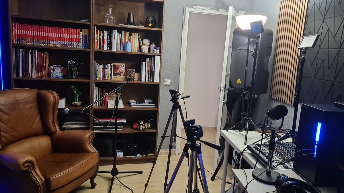 Criptomantes's tweet photo. Hoy se graba el primer podcast de Criptomantes, es un pequeño paso pero contento de ampliar la actividad, empiezo con lo que tengo a mano y en cada uno trataré mejorar la producción hasta q se veano mas TOP posible. https://t.co/yg1FgDEyhJ