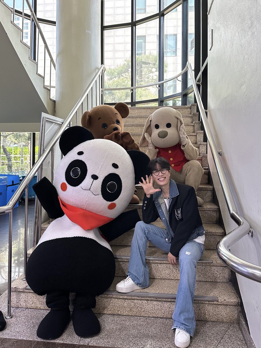 band_SORAN's tweet photo. 📸 <불후의 명곡 - 작사•작곡가 주영훈 편>

동물 친구들과 함��한 소란 ver. 
:¨·.·¨:
`·. 사랑스러워★°*ﾟ
어떠셨나요? 🐼🐻🐶

#소란 #SORAN #고영배
#불후의명곡 https://t.co/VnpqH5jHXM
