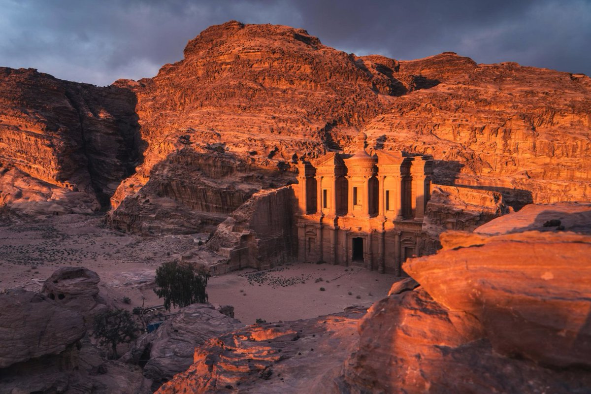 BinKitbi's tweet image. Did you know the ancient city of Petra was hidden from the Western world for centuries until it was rediscovered in 1812? Carved directly into rose-red cliffs, this lost wonder still feels like a scene from another planet. 🏺✨
#History #Documentary #Travel #Petra #AncientWorld