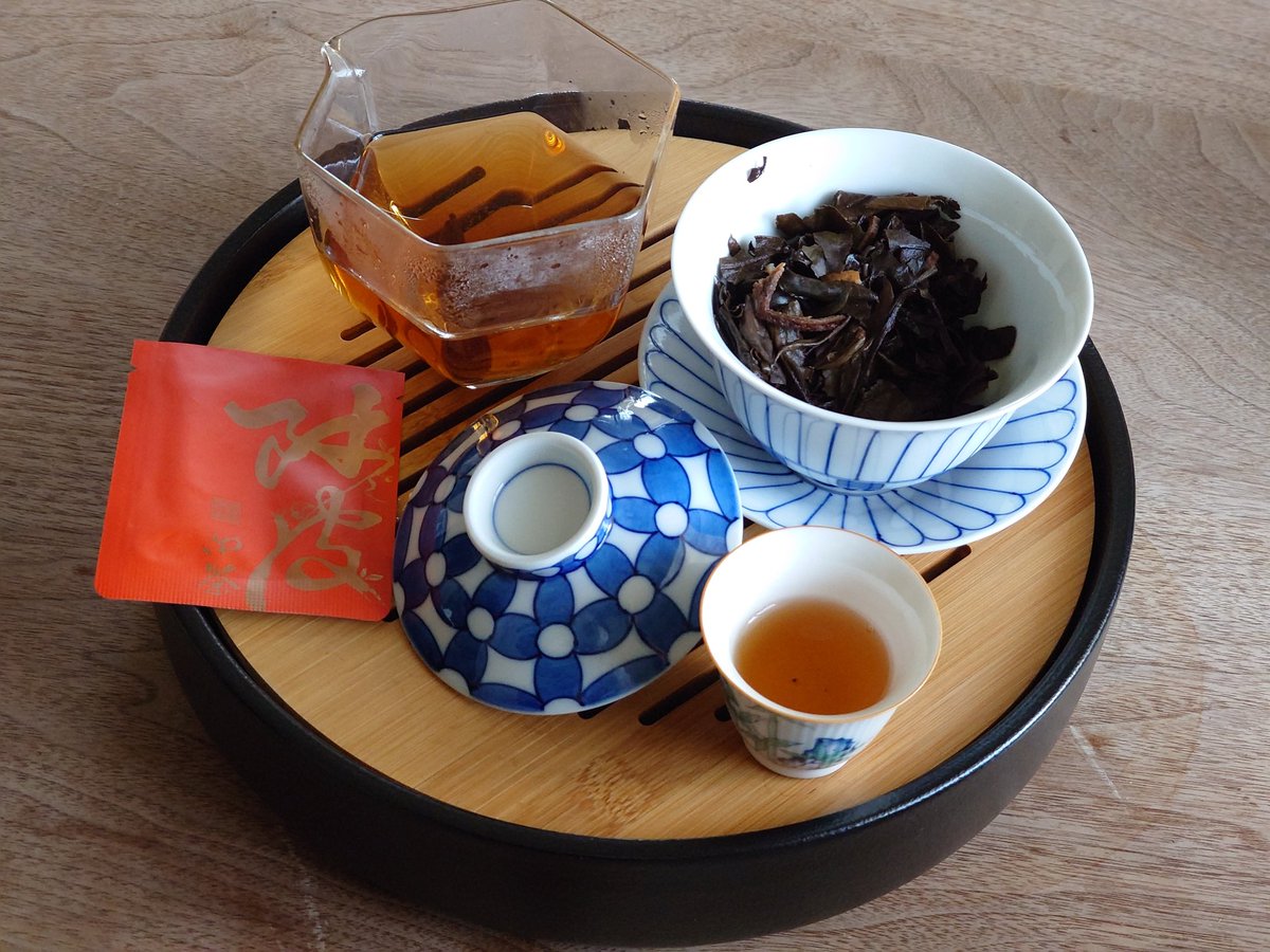 陳皮寿眉 福鼎 白琳鎮 2016年 ビスケット（#茶樓雨香）を頂きました✨️

老白茶の落ち着きの中に、陳皮が心地よい漢方感を演出してくれました。
茶殻から細切りの陳皮がのぞく様子もキャッチーで、視覚的にも楽しい身体にじんわりと染み渡るような深みのあるビスケット茶でした。

【五月祭まで15日】