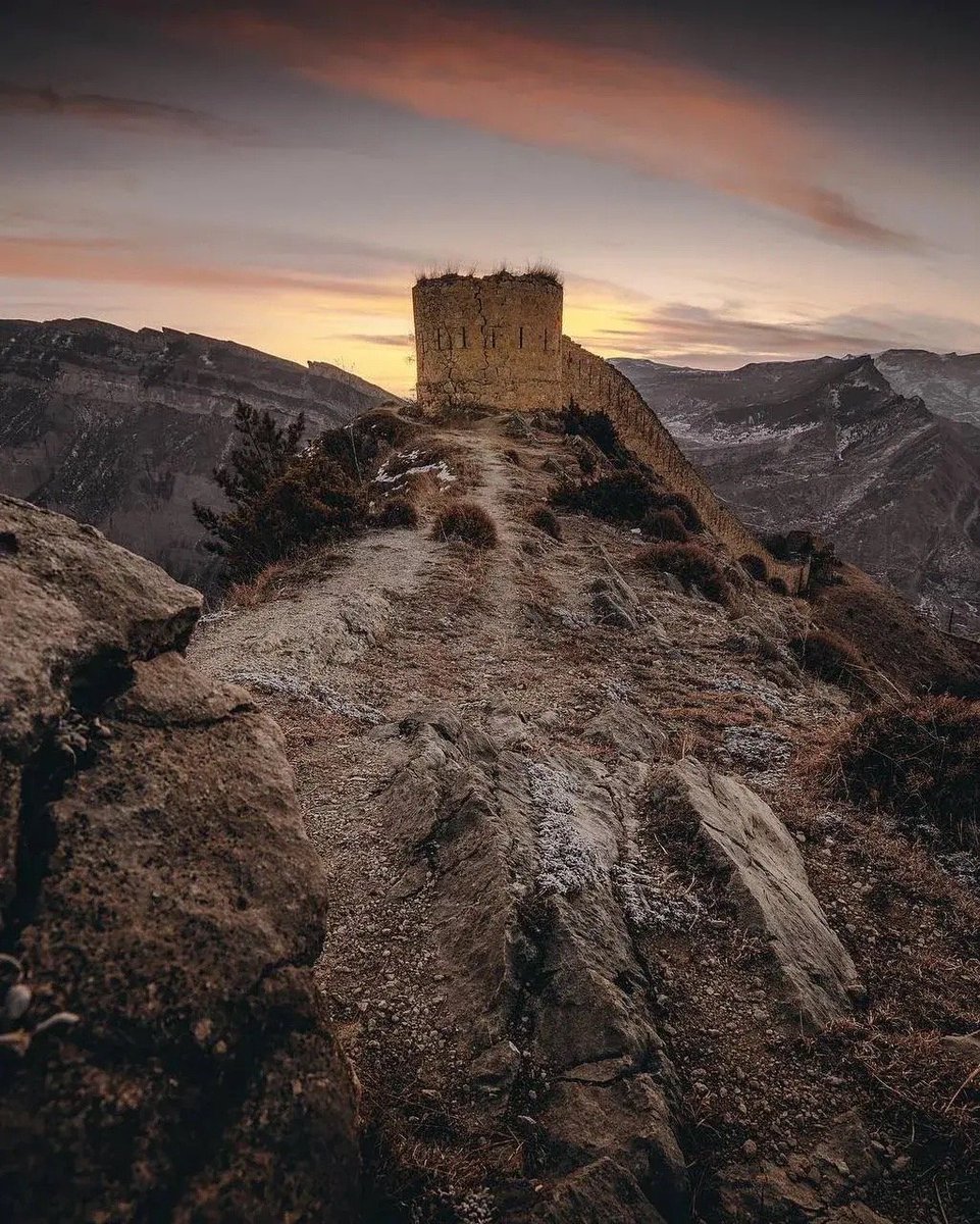 In Dagestan 🇷🇺, on a high mountain plateau, there is the Gunib fortress. It was here that the resistance of Imam Shamil ended in 1859 - the key moment of the Caucasian War.
Today the fortress is an architectural monument.

📸: Magomed Shapiev