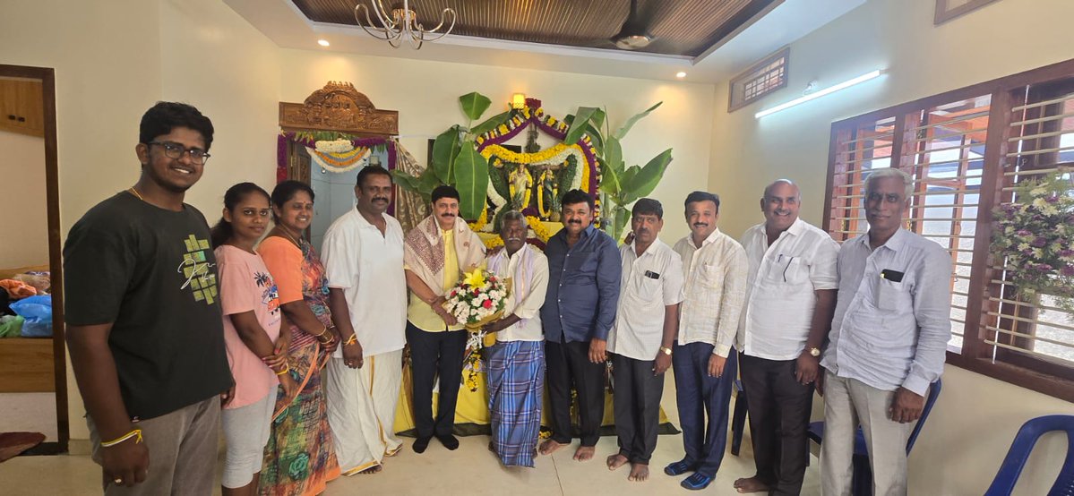 YAN_MLC's tweet image. ಅವರ ಈ ನೂತನ ಮನೆ ಸುಖ, ಸಂತೋಷ ಮತ್ತು ನೆಮ್ಮದಿಯ ತಾಣವಾಗಲಿ. ಆ ಭಗವಂತನು ಈ ಕುಟುಂಬಕ್ಕೆ ಆಯುಷ್ಯ, ಆರೋಗ್ಯ ನೀಡಿ ಕಾಪಾಡಲಿ ಎಂದು ಹಾರೈಸುತ್ತೇನೆ.

#NewHome #Chintamani #Srinivaspura #GrihaPravesha #CommunityService