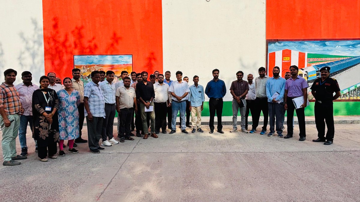 FciLucknow's tweet image. 🌾During a visit to FSD Raebareli, the FCI GM, UP Region recognized the exceptional skill and hard work of one of our dedicated laborers. A moment of true motivation and appreciation for the backbone of our operations. #FCI #EmployeeRecognition #Motivation #LabourPride
