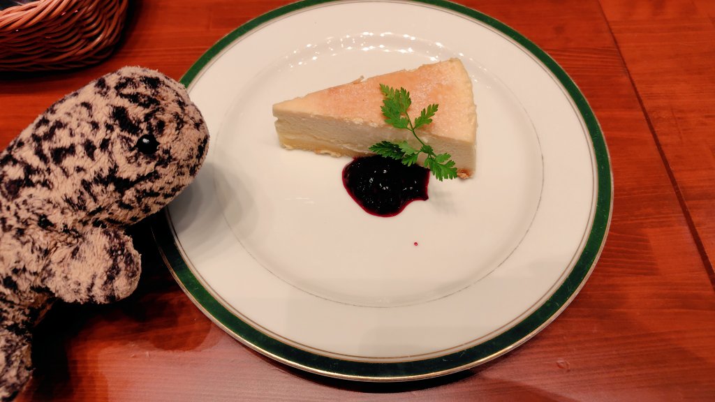 sanshoukun's tweet photo. ミックスピザ、ビアホールの鶏から揚げ、デザートにベイクドチーズケーキと濃厚なめらかプリンも食べてん🍕🍮
プリンは黒ビールを煮つめたカラメルソースが特徴の自家製らしい✨
さすがアサヒビール❗ https://t.co/G275onK4k8