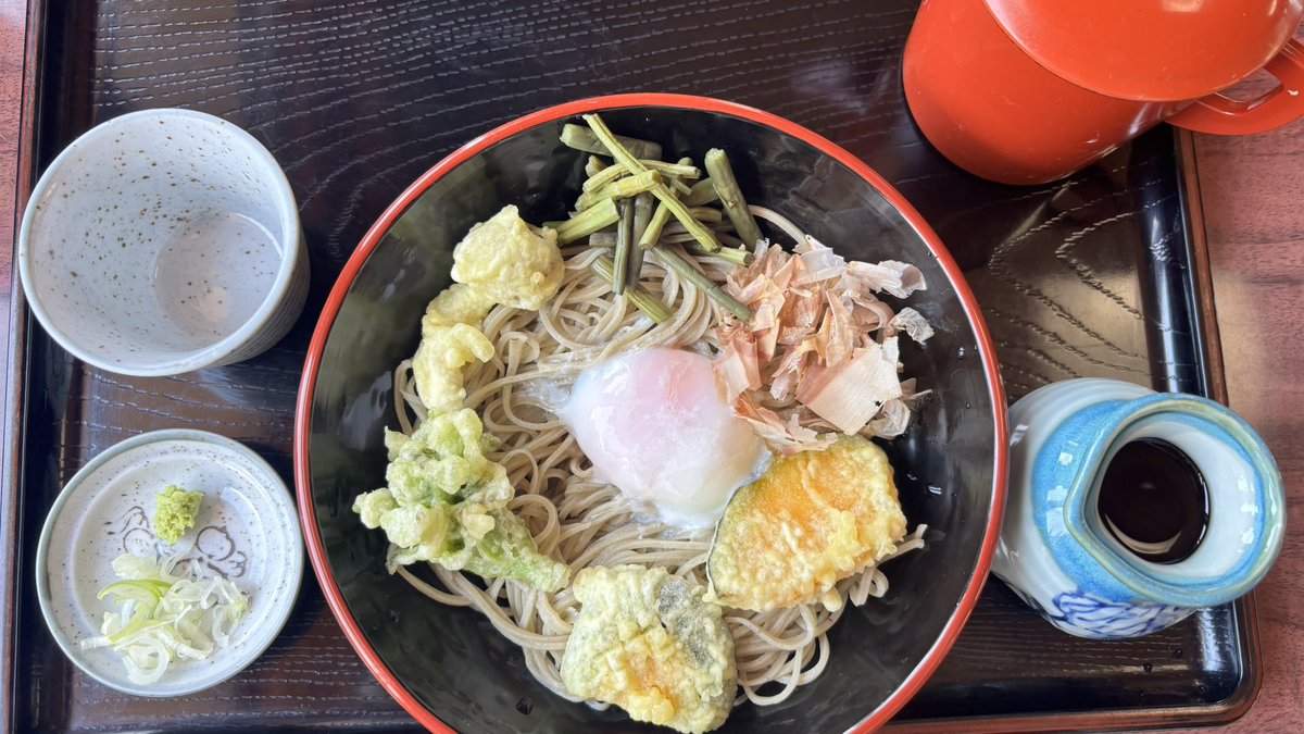 y__azami's tweet photo. 前日に戸隠入りして、今朝から五社巡りへ⛩️
心配だった天気も回復した☀️

古道、参道をひたすら歩き、火之御子社→宝光社→中社→奥社→九頭龍社と参拝

御朱印をコンプして記念しおりをいただきました👍

帰りは参道を外れて遠回りしたら、絶景が待っていた✨

最後はご褒美の戸隠そば😋美味しかった https://t.co/vB4Kc31uka