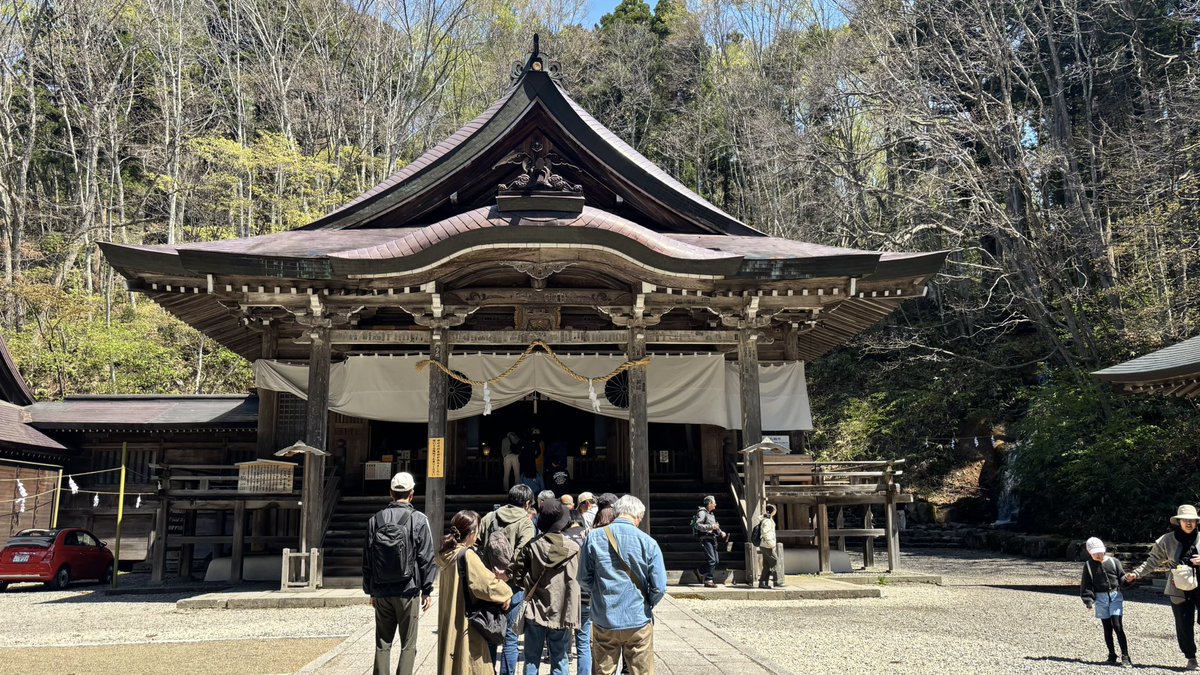 y__azami's tweet photo. 前日に戸隠入りして、今朝から五社巡りへ⛩️
心配だった天気も回復した☀️

古道、参道をひたすら歩き、火之御子社→宝光社→中社→奥社→九頭龍社と参拝

御朱印をコンプして記念しおりをいただきました👍

帰りは参道を外れて遠回りしたら、絶景が待っていた✨

最後はご褒美の戸隠そば😋美味しかった https://t.co/vB4Kc31uka