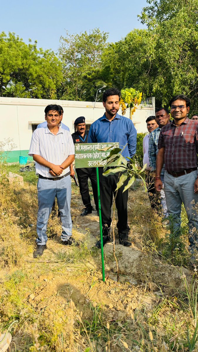 FciLucknow's tweet image. 🌾During a visit to FSD Raebareli, the FCI GM, UP Region recognized the exceptional skill and hard work of one of our dedicated laborers. A moment of true motivation and appreciation for the backbone of our operations. #FCI #EmployeeRecognition #Motivation #LabourPride
