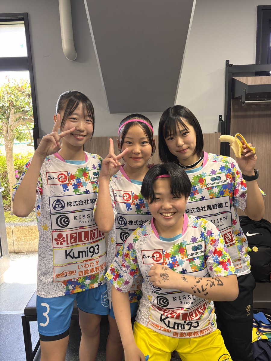 HanamiKawabe's tweet photo. 今日はU-15リーグ開幕戦！
vs Flaps Frau合同チーム
6-1で勝利👏👏

今日の試合前の補食には
宇野青果さんのバナナ🍌食べてみんな頑張ってました！
私は目が前節で腫れてるので、サングラスして参戦🙏

明日は関西リーグ🔥
応援お願いいたします🙇

#KYOTOTANGOQUEENS
 #宇野青果のバナナ
#U15 https://t.co/YNMOK6MIqw
