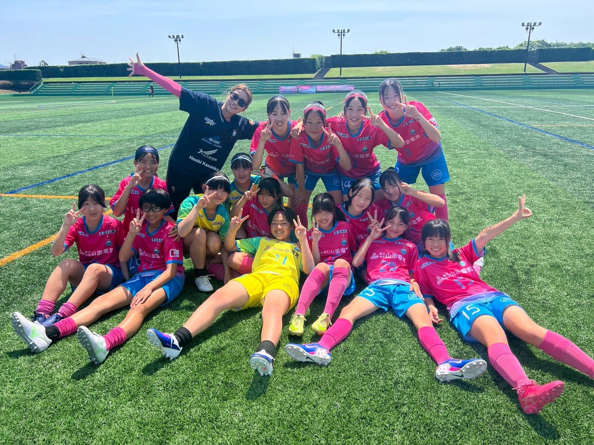 HanamiKawabe's tweet photo. 今日はU-15リーグ開幕戦！
vs Flaps Frau合同チーム
6-1で勝利👏👏

今日の試合前の補食には
宇野青果さんのバナナ🍌食べてみんな頑張ってました！
私は目が前節で腫れてるので、サングラスして参戦🙏

明日は関西リーグ🔥
応援お願いいたします🙇

#KYOTOTANGOQUEENS
 #宇野青果のバナナ
#U15 https://t.co/YNMOK6MIqw