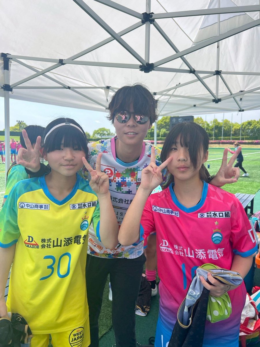HanamiKawabe's tweet photo. 今日はU-15リーグ開幕戦！
vs Flaps Frau合同チーム
6-1で勝利👏👏

今日の試合前の補食には
宇野青果さんのバナナ🍌食べてみんな頑張ってました！
私は目が前節で腫れてるので、サングラスして参戦🙏

明日は関西リーグ🔥
応援お願いいたします🙇

#KYOTOTANGOQUEENS
 #宇野青果のバナナ
#U15 https://t.co/YNMOK6MIqw