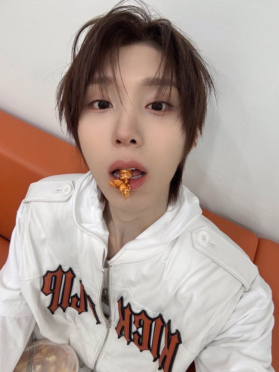 lexy is STUP!D for juwang 🍓🐰 tweet media