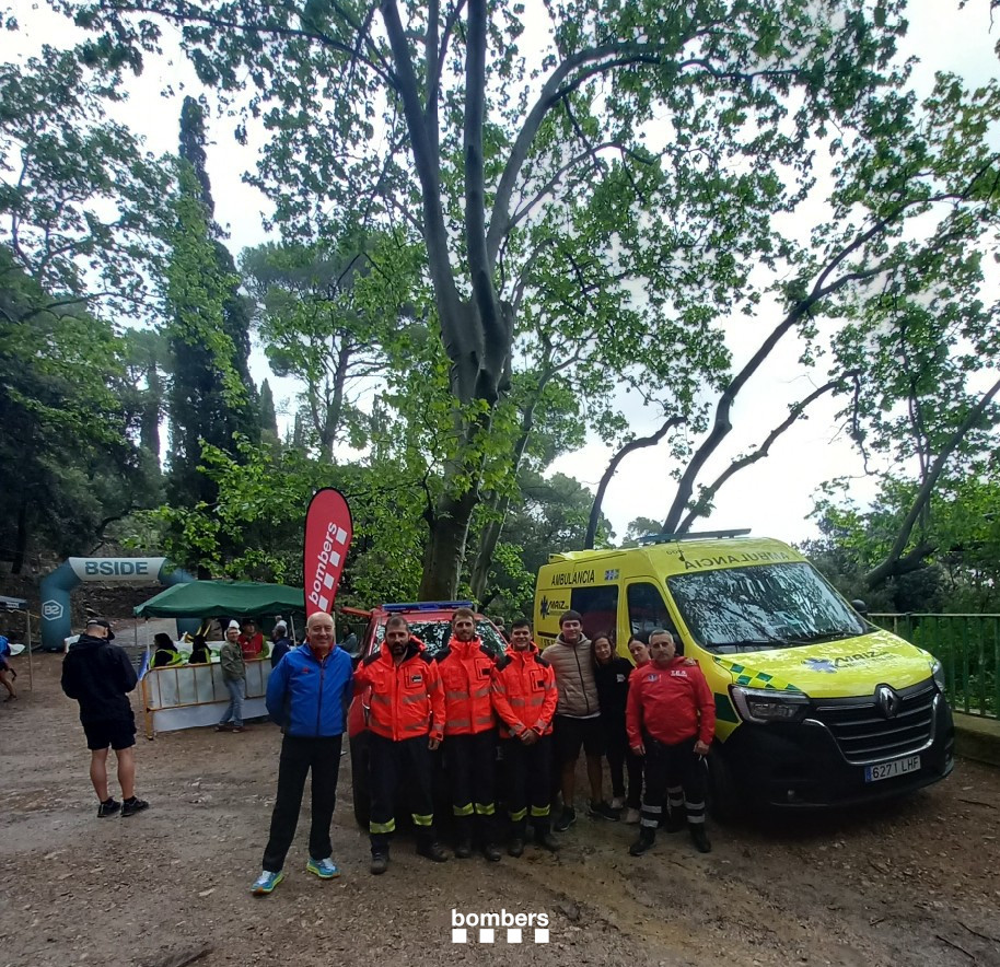 bomberscat's tweet photo. Avui, a Paüls, hem realitzat un dispositiu preventiu a la cursa @TrencaCimsPauls.
Amb aquests dispositius, garantim la seguretat dels participants en tot el recorregut i millorem la resposta immediata davant qualsevol incidència.
@FEEC_cat #cursesfeec #Paüls #TerresdelEbre https://t.co/NfIMEC031i