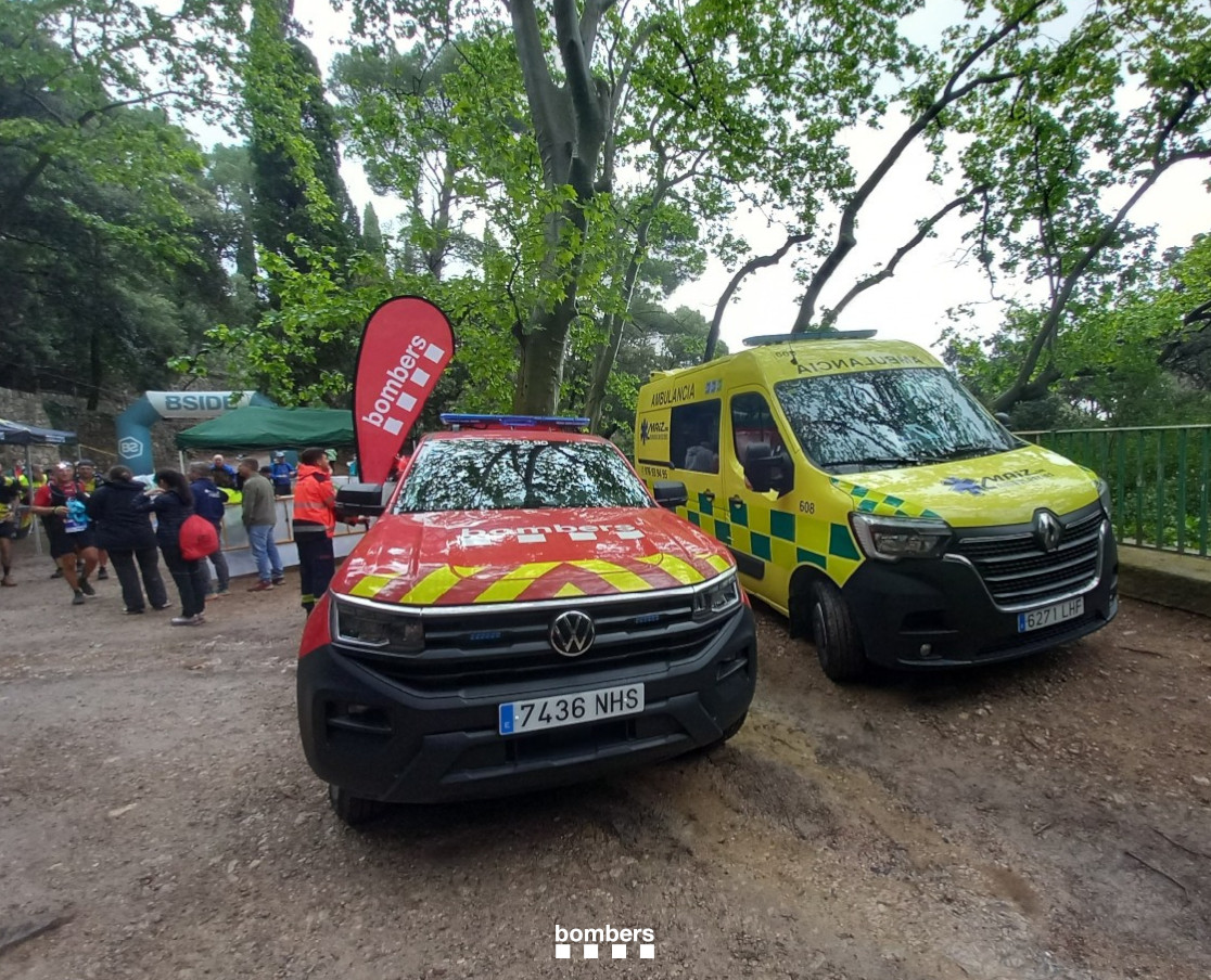 bomberscat's tweet photo. Avui, a Paüls, hem realitzat un dispositiu preventiu a la cursa @TrencaCimsPauls.
Amb aquests dispositius, garantim la seguretat dels participants en tot el recorregut i millorem la resposta immediata davant qualsevol incidència.
@FEEC_cat #cursesfeec #Paüls #TerresdelEbre https://t.co/NfIMEC031i