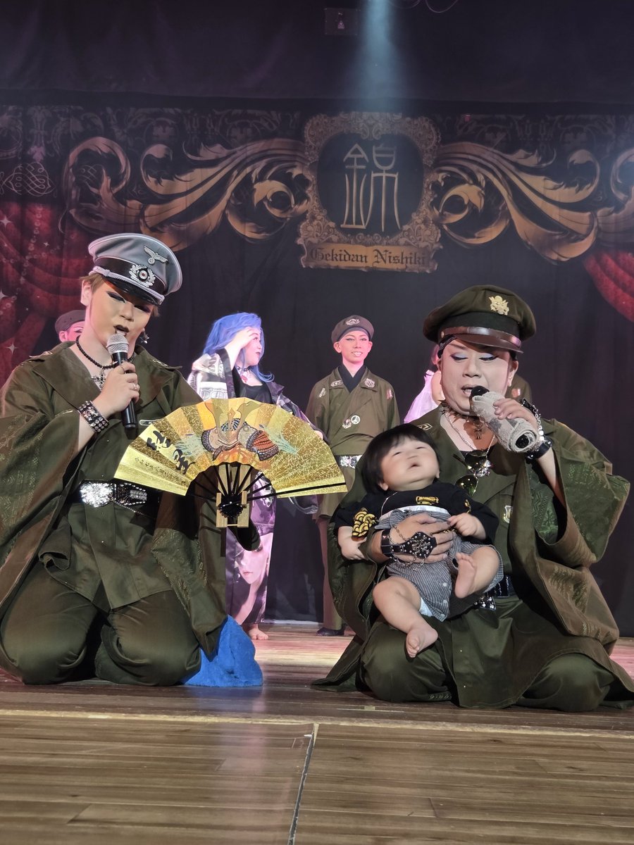 uta_uta0906's tweet photo. 昨日の三白館
久々のホルモン戦争
カムイに見惚れてたら
あっしまったぁぁ💦
舞台真ん中で踊る時
いつも誰か様が前やから2番目のカムイが見えない😢
次は一つ横の席にしようと思ってから何年も　後悔
右に左に向き変えるんやけど
前で踊ってるお方
じゃましてな〜い笑
#カムイ龍虎　#錦はやと　#劇団錦 https://t.co/HOVlVlo5lx