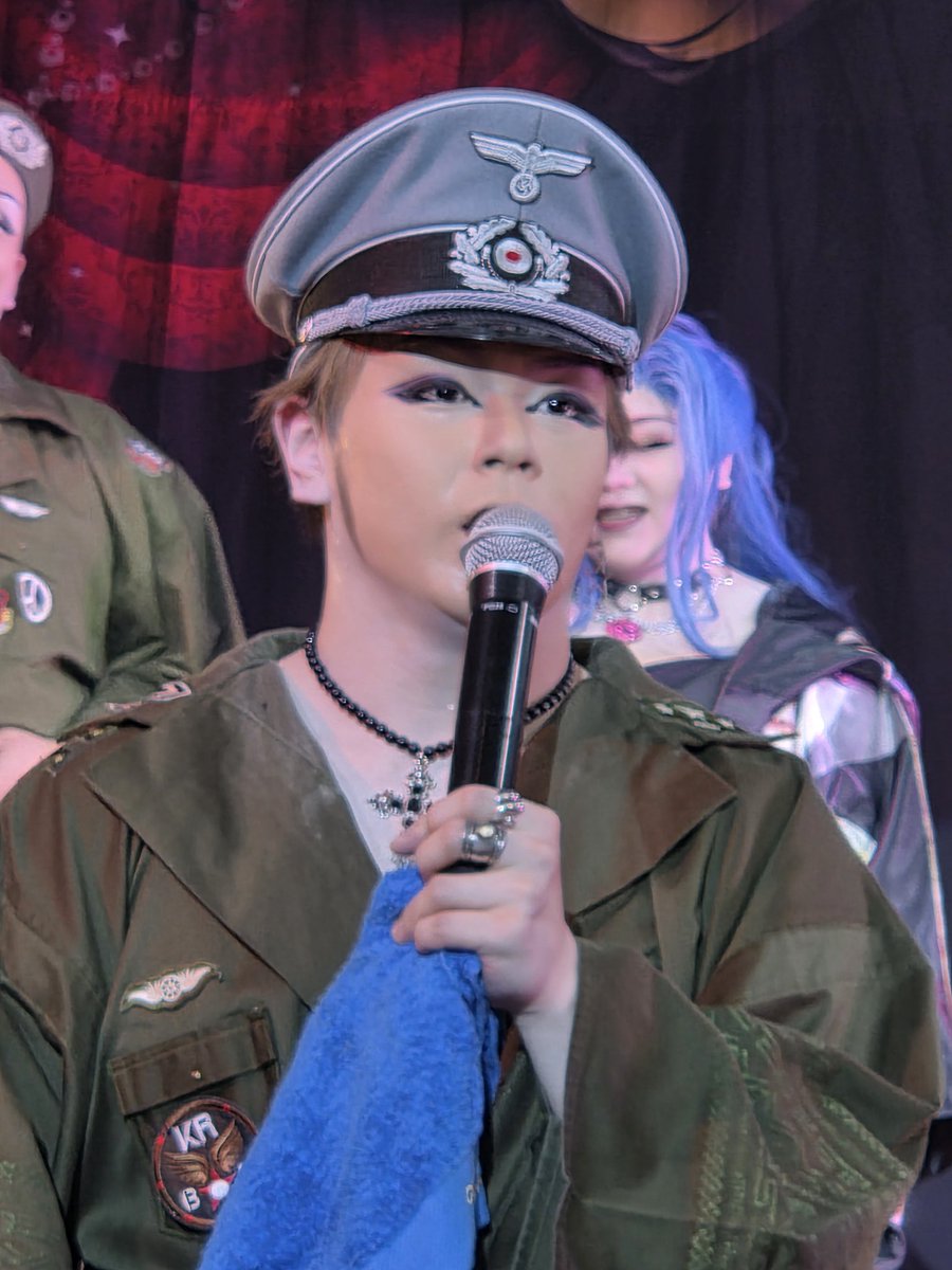 uta_uta0906's tweet photo. 昨日の三白館
久々のホルモン戦争
カムイに見惚れてたら
あっしまったぁぁ💦
舞台真ん中で踊る時
いつも誰か様が前やから2番目のカムイが見えない😢
次は一つ横の席にしようと思ってから何年も　後悔
右に左に向き変えるんやけど
前で踊ってるお方
じゃましてな〜い笑
#カムイ龍虎　#錦はやと　#劇団錦 https://t.co/HOVlVlo5lx