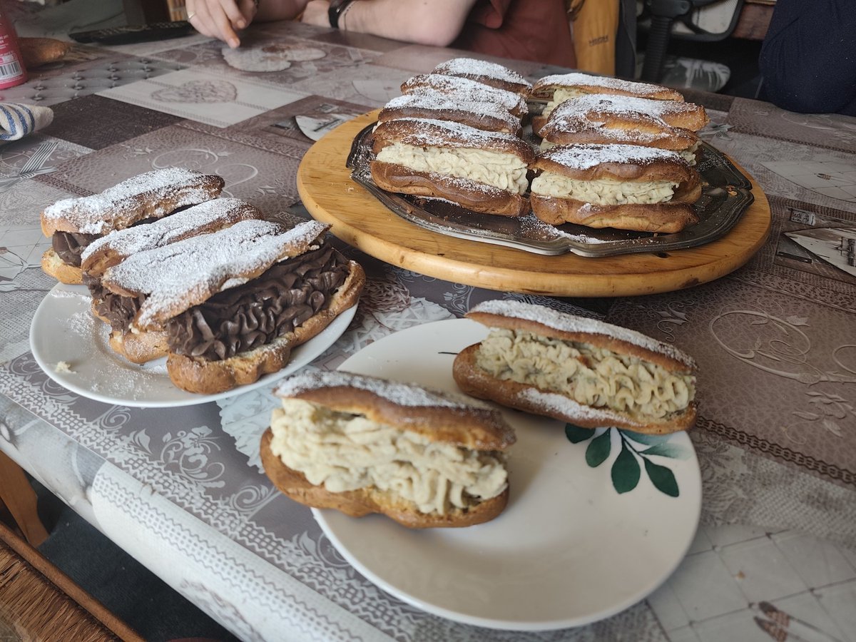 Éclairs.......
Pistache, vanille et chocolat ! 

Par moi-même et pour tout le monde ! Miam-miam.😋😋😋