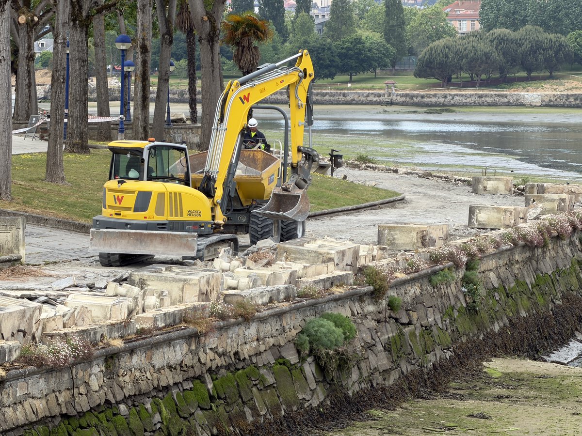 galicia_diario's tweet photo. #Galicia, #Culleredo | El paseo marítimo ya despide a sus antiguas losetas y balaustrada. Leer más en Facebook https://t.co/y1KI8G8uH3 / @ConcCulleredo https://t.co/XbfHcROjJP