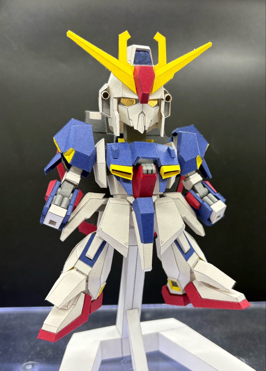 頭部完成。
ラピーテープで光って見える様にしています。
#ペーパークラフト
#Zガンダム