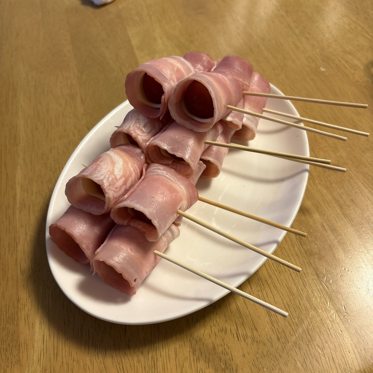 Junya1965's tweet photo. 昔、幼馴染が経営している焼き鳥屋さんでバイトをしている時に、巻きを担当していたトマトチーズベーコン巻きを下準備したので、明日のキャンプに持って行きます😄

#キャンプ飯 https://t.co/OuXbV3WRWG