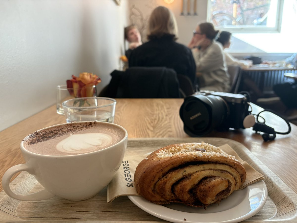 knag0019's tweet photo. ヘルシンキで丁寧な暮らししてる
シナモンロールとホットチョコレート https://t.co/h5YMhWBBY2