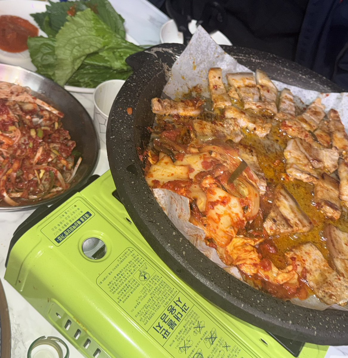blendoh5's tweet photo. 오늘 저녁은 골뱅이 삼겹살🐷
사진은 젠지 스타일로 함 찍어봄📸
이렇게 찍는거 맞나요?

여기 완전 옛날 홍콩 영화 바이브 가득하네🎥 https://t.co/uvQqZbLQU4