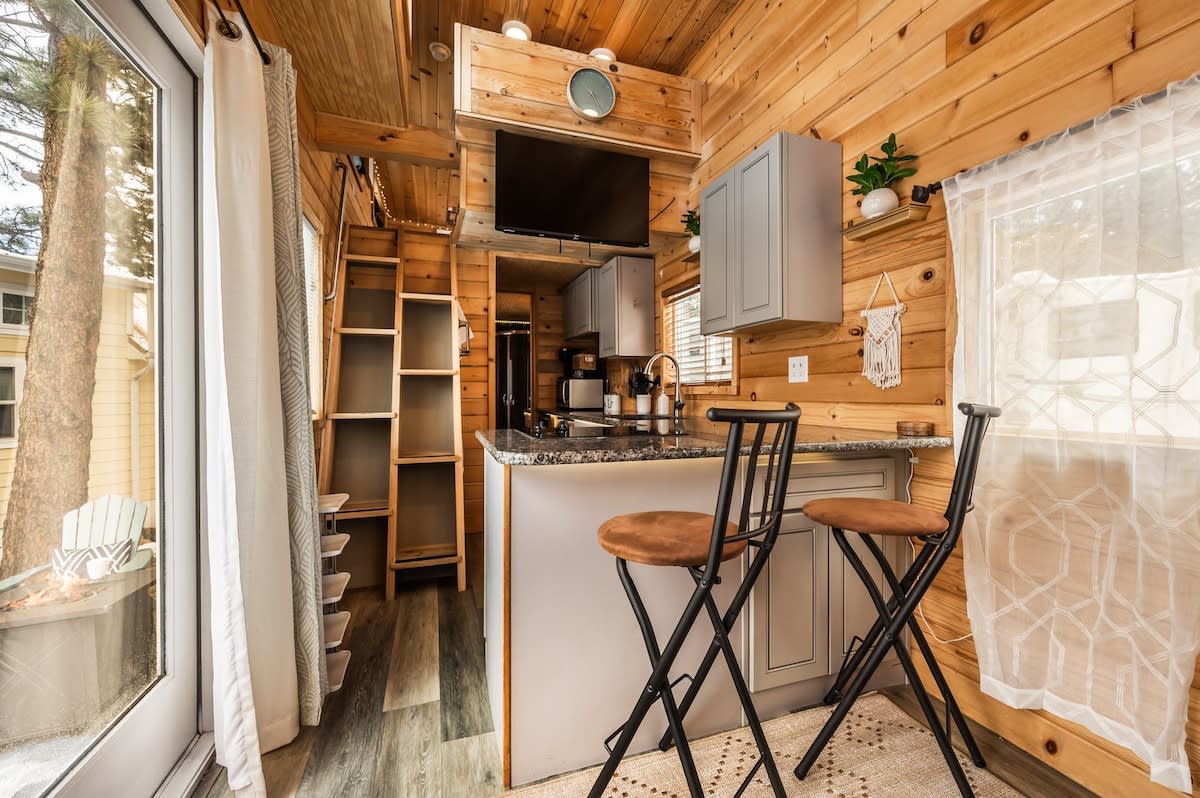DljRealty's tweet image. Saturday morning at 8,500 ft hits different. Mountain air, Pikes Peak in the window.

Pikes Peak BrightStar Boutique — Woodland Park, CO

Book direct → tinyhomeboutiques.com
Airbnb: airbnb.com/rooms/11575105…

#pikespeak #weekendgetaway