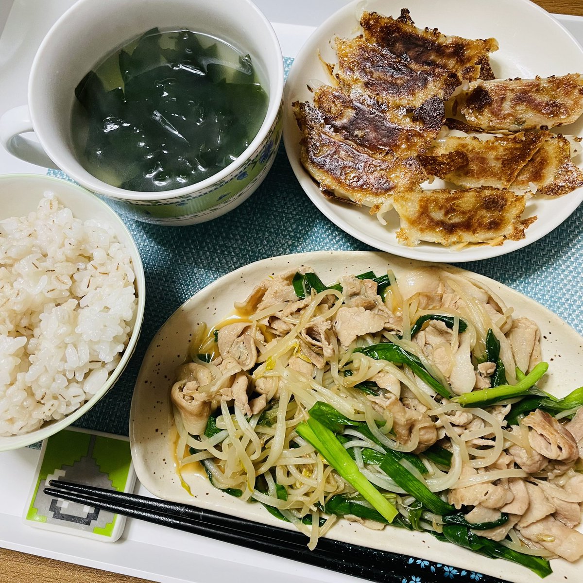 nekosima0804's tweet image. Tonight’s dinner 

Stir-fried pork with garlic chives and bean sprouts  
Gyoza  
Wakame soup
#HomeCooking #HealthyEating #JapaneseDishes