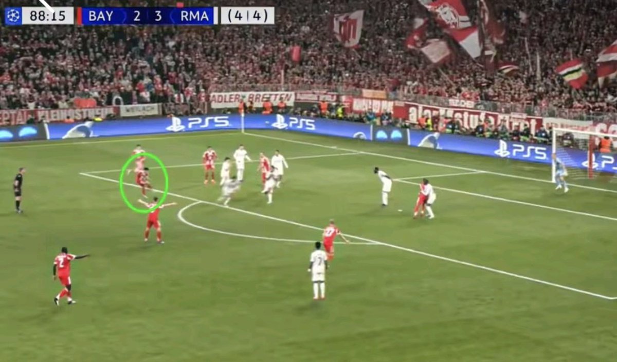 mahone_rm's tweet photo. @ElInmortal____ Aun odie a mbappe y nos ha hecho mucho mal. Mira donde esta el eufarei cuando quedaban 5 minutos para forzar la prorroga y estabamos con uno menos. Mbappe tambien esta igual o peor colocado ( por eso ni aparece en la foto). A los dos parece que se la suda el fútbol y su equipo. https://t.co/E9ImPwPebf