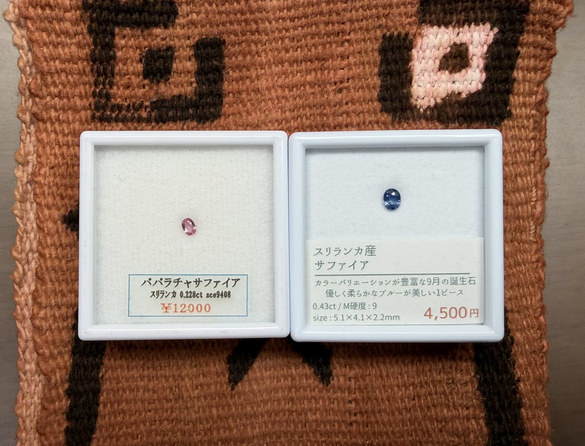 73KRayZu's tweet photo. 🏙️ ミネラルキャピタルin東京の戦利品🗼
スリランカ産のパパラチアサファイア &amp; ブルーサファイア 🇱🇰✨🪷🔷 この色の組み合わせは美と静を調和させてくれるので、中々風情があります‼️😌

#パパラチアサファイア #サファイア #コランダム #スリランカ産 #宝石 #ルース #オレンジピンク #青 https://t.co/G7jOUCGOp7