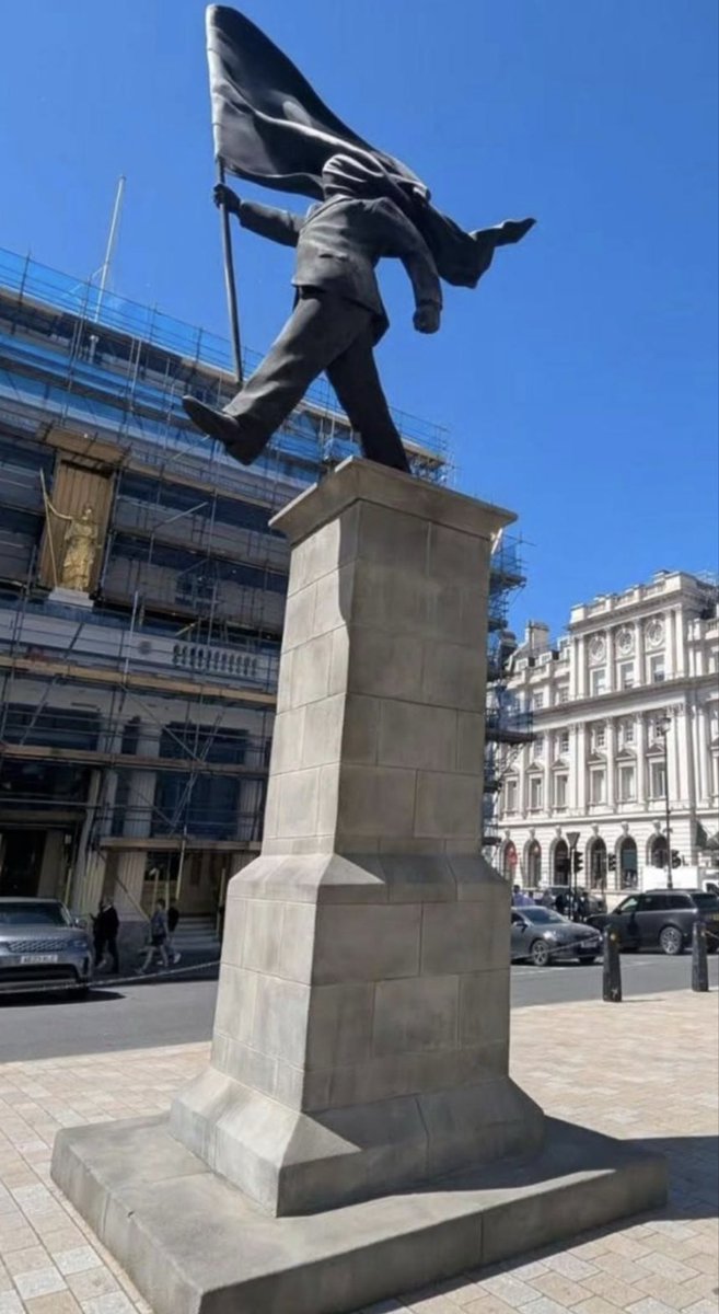 RebolloMarcos's tweet photo. Y si hemos llegado a un tiempo en el q esto no sirva de nada o lo q es peor sirva al poder q le da igual q lo muestren ciego y a punto de despeñarse xq Banksy cotiza bien? Q le hayan puesto 1 valla anti vandalismo es 1 señal de q quizá el capitalismo no esté en fase tan terminal https://t.co/PB8qOeAngl