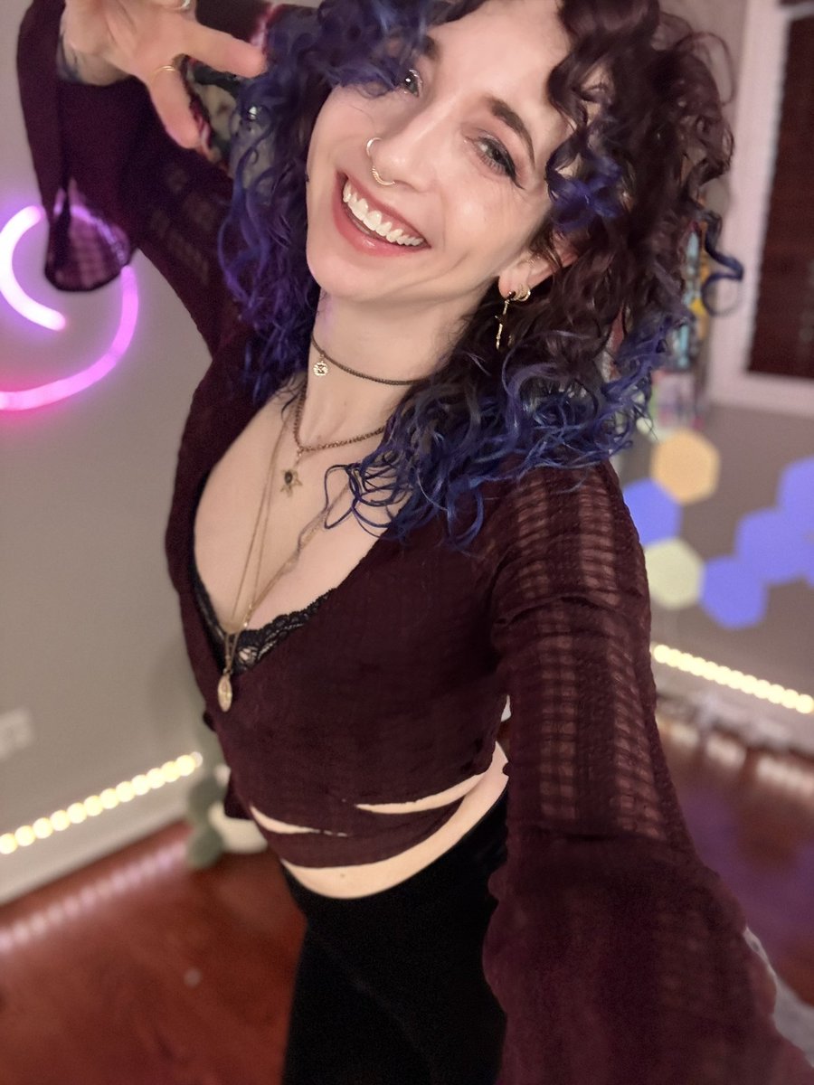 Curly tweet media