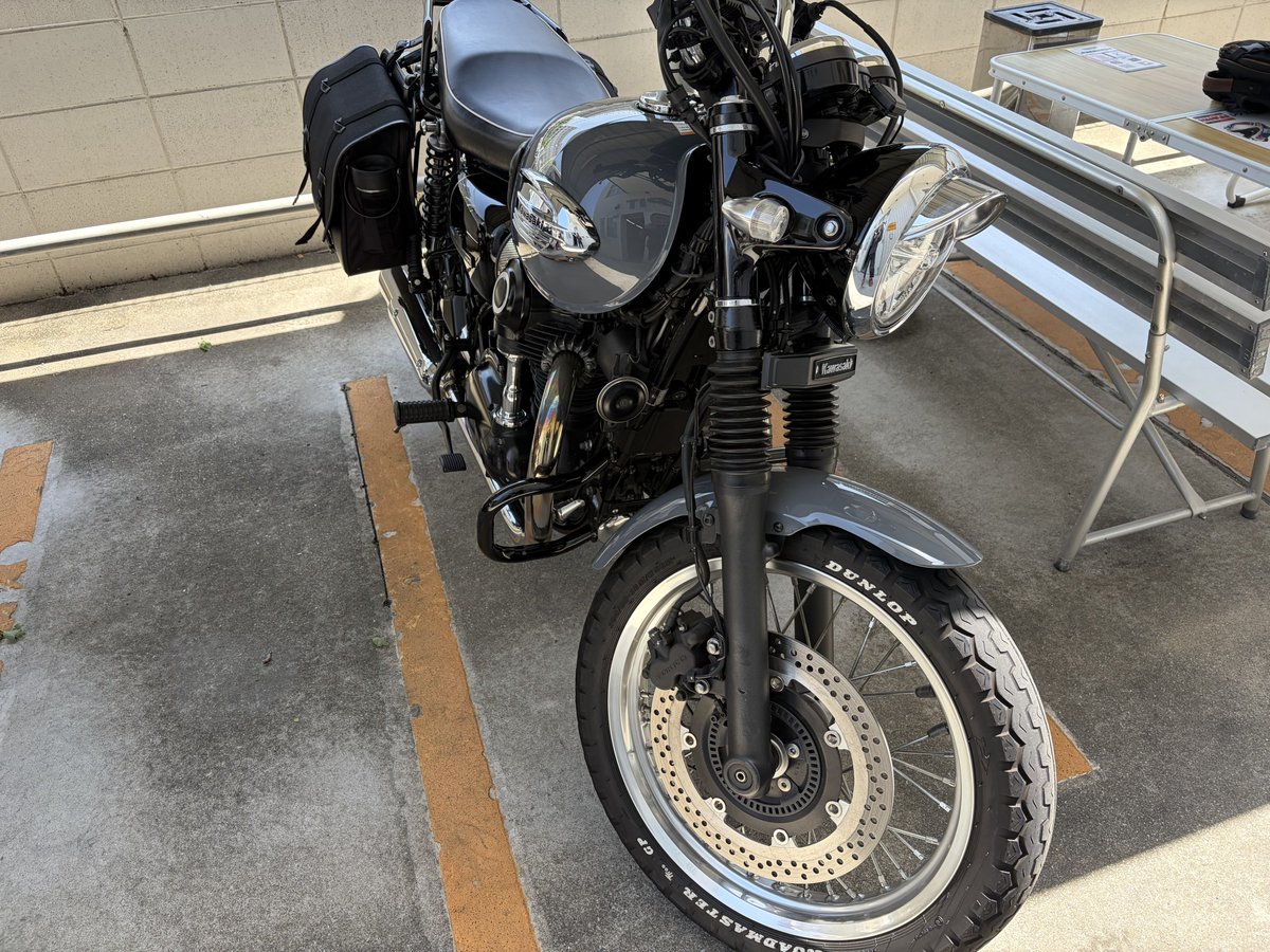 SlowLifeAndRide's tweet photo. 今日は、久しぶりに乗れたー🤩
でも、タイヤ交換ツーリングだから、片道50kmほぼ直線〜🫨w
帰りは遠回りして帰ろうかな😁
連休渋滞じゃない事を祈りつつ〜🫠
いつもお世話になっている#南海部品　さんへーgo🤗
#w800 #バイク好きと繋がりたい
#南海部品和歌山店 https://t.co/8ybaopG9wg