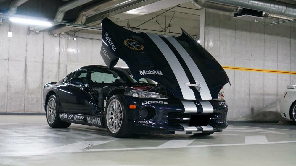 2001denise_acr's tweet photo. 納車から10年以上、これまで納めた自動車税100万円超。

オーディオも足もホイールもノーマル。

このバイパー、完成。

正直税金高いなとは思うけど後悔はしてない。

異論は認める。だが俺はバイパーが好きだ！ https://t.co/iHkJsG77fM