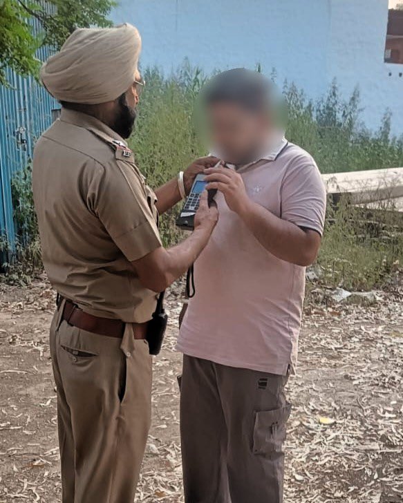 PP_Hoshiarpur's tweet image. Hoshiarpur Police is conducting alcometer tests to curb drunk driving &amp;amp; ensure the safety of all road users. A stern message is being sent that reckless behavior on the roads will not be tolerated.

#SafetyFirst #PunjabRoadSafetyAlert #ActionAgainstDrunkDriving #DriveResponsibly