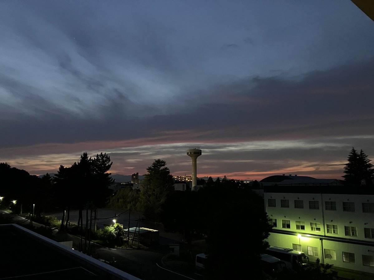 KojimanSaekichi's tweet image. 今日の夕焼け　

富士山も満月も虹も見られんかったというが
これが毎日見られるのはゼータクだぞ
#夕焼け #夕空 #tokyo #イラスト #Illustrations