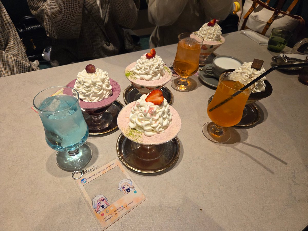 J3enze's tweet photo. 夜パフェJOJI会！🥂
#ヒメヒナワールドツアー札幌 https://t.co/fd4kYgz6Wg