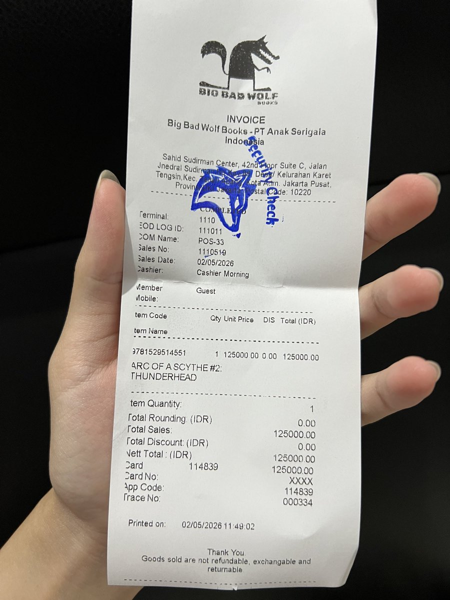 feiszx's tweet image. wts buku Thunder Head, buku ke 2 dari trilogy Arc of a Scythe. 

salah beli padahal udah ada di rumah, jadi punya double 

beli di BBW baru banget hari ini. please take it from me, harga beli aja 125k, dom jakbar 

#wts #buku #BBW