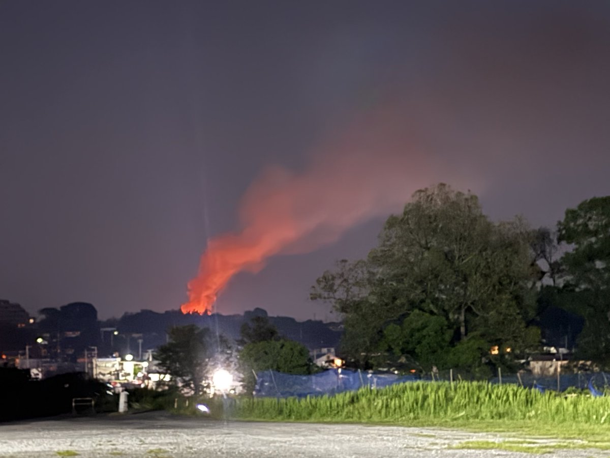サイレンがうるさいから
外出たら煙が凄くて
東平で火災らしい🔥😖