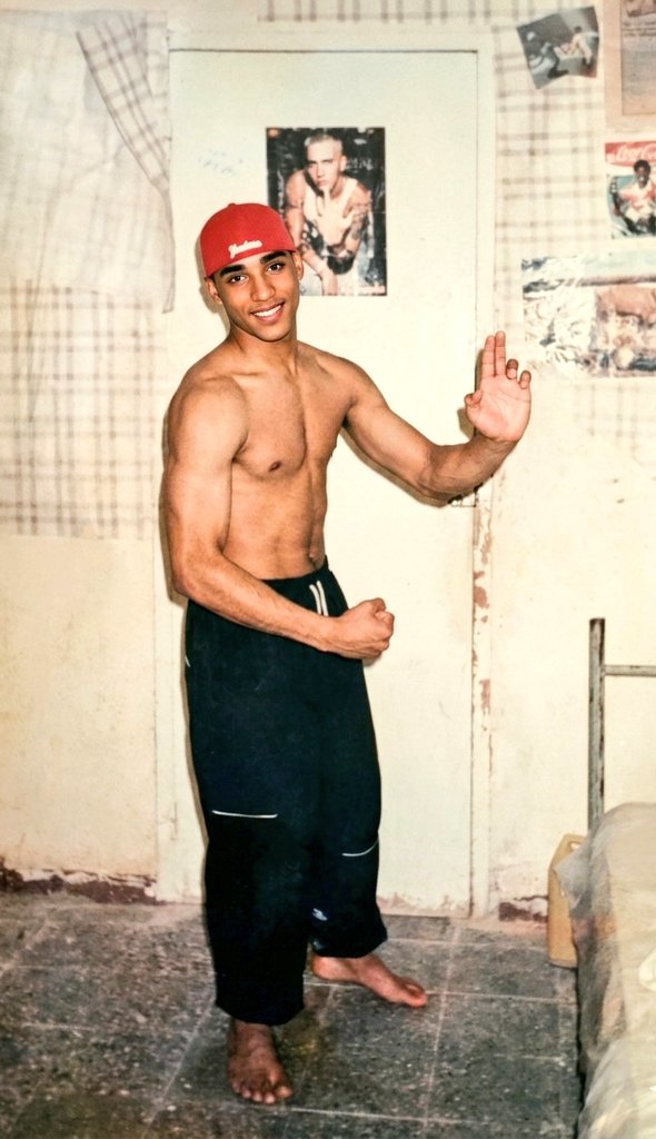 basfeellin's tweet image. Merci à l'IA pour le coup de propre sur les souvenirs 
.. la photo est plus nette que mes coups de pied de l'époque 😅🤣😭
#OldSchool #KungFuLife #Memories