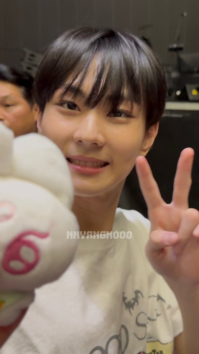 409YJW's tweet photo. sumpah… jungwon rambutnya panjang bulet rambutnya pendek makin bulet…. apa sudah saatnya memegangi kepala jungwon agar tidak gelinding? https://t.co/cOlB17os9l