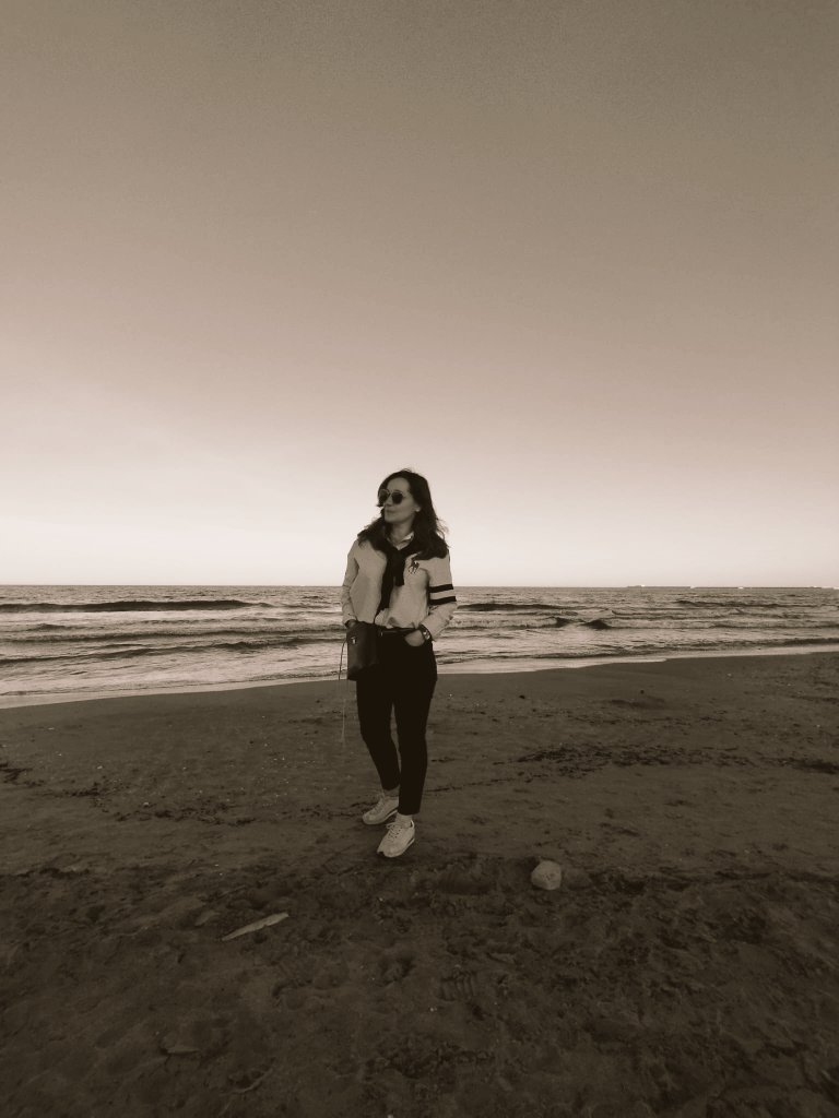 Un día escuche a un psicólogo decir:

"Los que necesitan ir a terapia no vienen.
Vienen sus victimas".

Y ese día lo entendí todo.